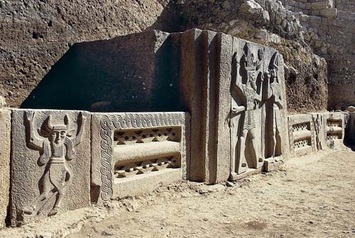 Οι αρχαιολόγοι αποκάλυψαν το ιερό στη μορφή που είχε γύρω στο 1400 π.Χ. Ο μακρύς τοίχος προς τον Βορρά ήταν κοσμημένος με ανάγλυφα