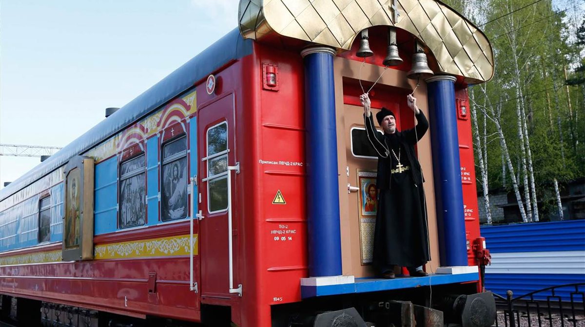 Ένας ορθόδοξος ιερέας έχει μετατρέψει ένα τρένο σε εκκλησία με σκοπό να φέρει πιο κοντά στο Θεό τους κατοίκους απομακρυσμένων περιοχών της Σιβηρίας. Το ίδιο τρένο μεταφέρει ιατρικό προσωπικό και υλικό προσφέροντας ανάλογες υπηρεσίες σε 200 περίπου ανθρώπους την ημέρα, σε περιοχές όπου δεν υπάρχουν νοσοκομεία.