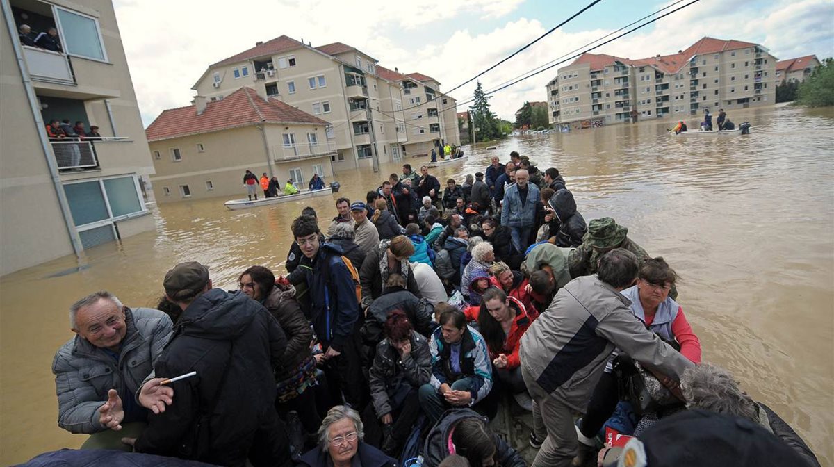 Οι χειρότερες πλημμύρες των τελευταίων 100 και πλέον χρόνων που έπληξαν τα Βαλκάνια, άφησαν πίσω τους 45 νεκρούς αλλά και χιλιάδες άστεγους που είδαν τις ιδιοκτησίες τους να βουλιάζουν στη λάσπη. Η εντυπωσιακή φωτογραφία είναι ενδεικτική της κατάστασης που επικρατεί στις περιοχές που «χτυπήθηκαν» από τις πλημμύρες