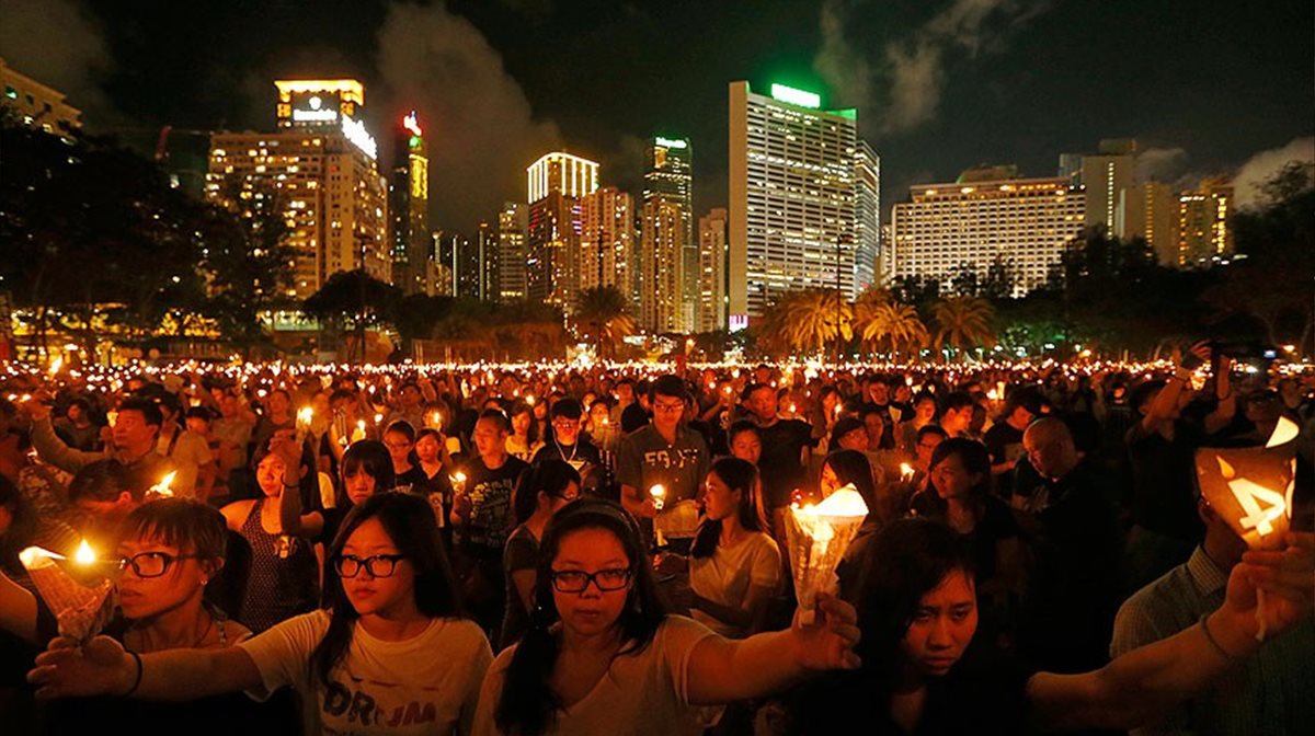 Δεκάδες χιλιάδες κόσμου συγκεντρώθηκαν στο Victoria Park του Hong Kong με αναμμένα κεριά για τα 25 χρόνια από τη βίαιη καταστολή των φιλοδημοκρατικών διαδηλώσεων στην πλατεία της αιώνιας γαλήνης του Πεκίνου, όταν τα τανκ εισέβαλαν στην πλατεία Τιεν-αν-μέν και σκότωσαν εκατοντάδες διαδηλωτές