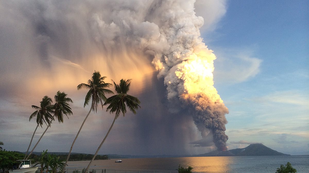 Άρχισε να εκρήγνυται σήμερα το ηφαίστειο Ταβουρβούρ στην ανατολική Παπούα Νέα Γουινέα εκτοξεύοντας ένα σύννεφο καυτής στάχτης και πέτρες, απειλώντας τα γύρω χωριά και δημιουργώντας προβλήματα στις αερομεταφορές στον Ειρηνικό