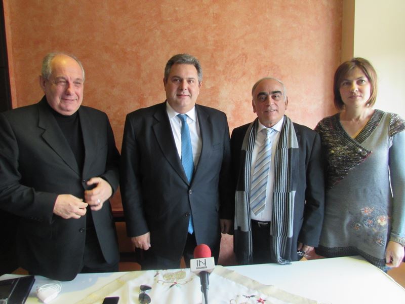 Οι υποψήφιοι βουλευτές Ροδόπης, Κωνσταντίνος Βουζουκίδης και Αριστέα Σαρίδου μαζί με τον Πάνο Καμμένο και τον Τέρενς Κουίκ