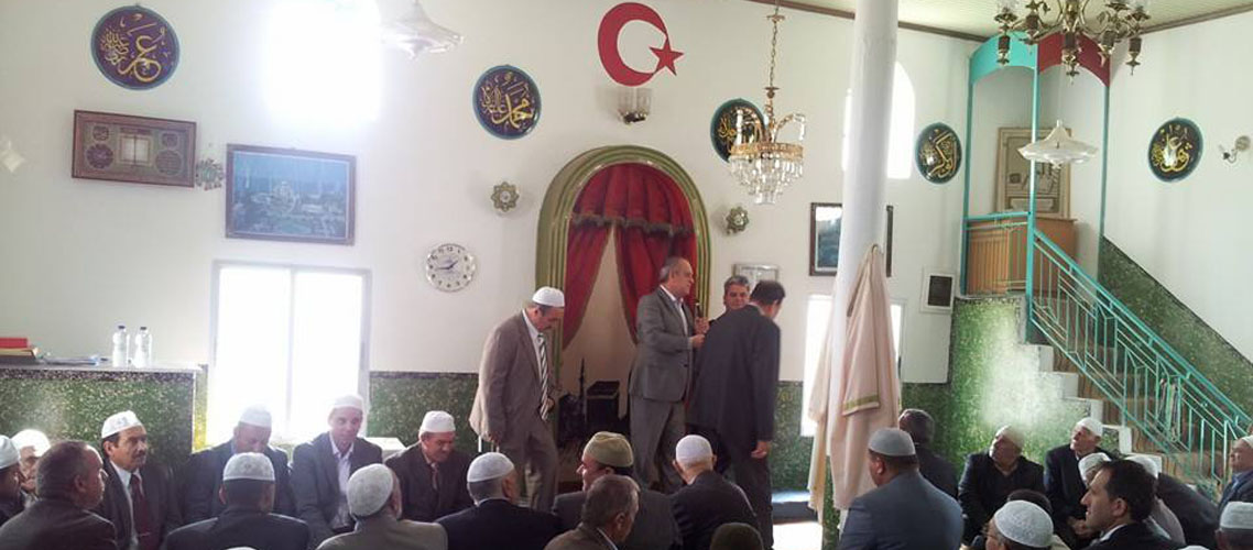 Ο συλληφθείς ιμάμης στο τζαμί της Ηλιόπετρας Ξάνθης δίπλα στον Αχμέτ Χατζηοσμάν και στον Χουσεΐν Ζεϊμπέκ