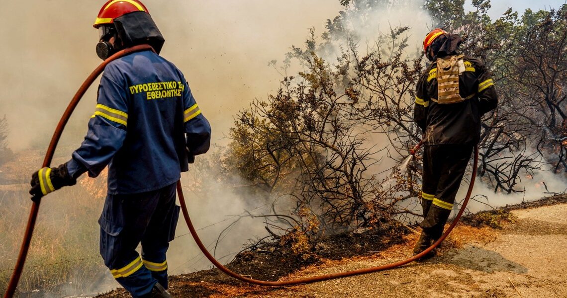 Πυρκαγιά στη Λέσβο, στην περιοχή Ρογκάδα των Βατερών . Σάββατο 23 Ιουλίου 2022  (ΠΑΝΑΓΙΩΤΗΣ ΜΠΑΛΑΣΚΑΣ/EUROKINISSI)